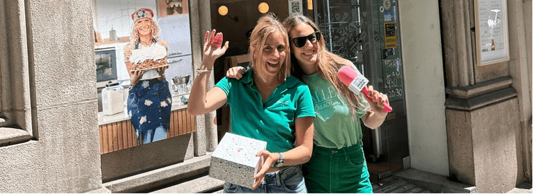 Dos integrantes de La Filial en la puerta de una marca argentina en Barcelona