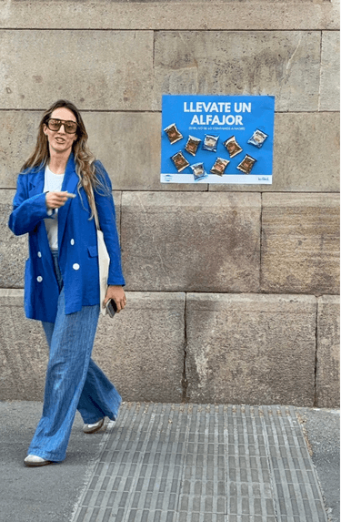 Acción en la calle con el cartel Llevate un alfajor