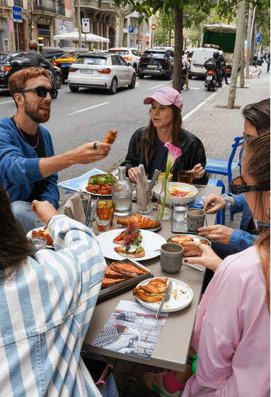 Socios de La Filial desayunando en una terraza de Barcelona