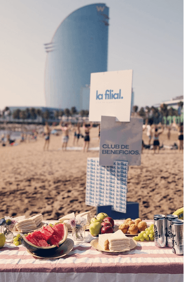 Cartel de La Filial frente al hotel W en la playa de la Barceloneta