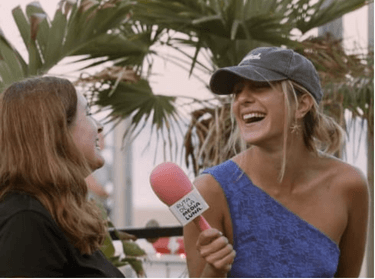 Entrevista a una socia de La Filial durante un evento al aire libre