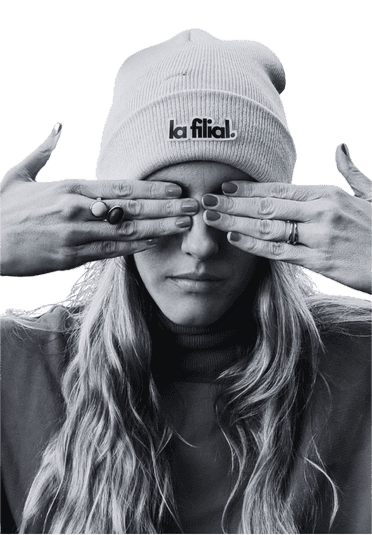 Socia de La Filial con el gorro de la marca